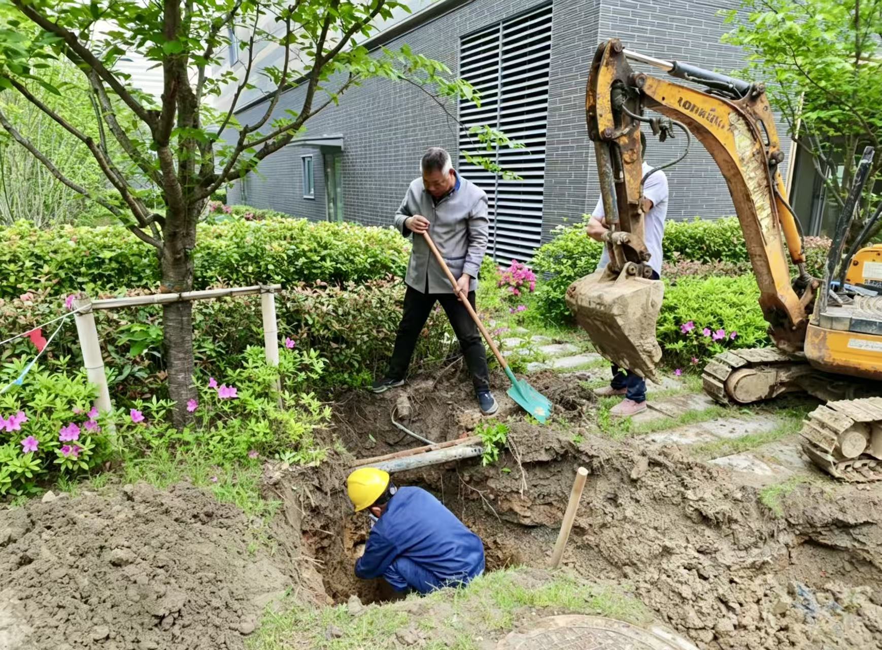 20260416匠心守护｜从蛛丝马迹到精准定位，富阳分公司抢修消防管网漏水 (2).jpg
